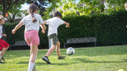 Des enfants qui jouent au soccer