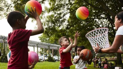Des enfants qui jouent au basketball au Centre de la nature