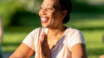 Une personne qui pratique le hatha yoga