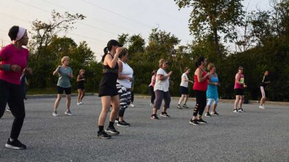 Des gens qui font due la Zumba