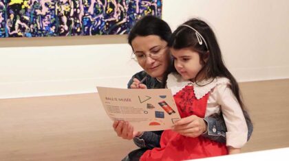 Médiatrice artistique qui lit avec une petite fille