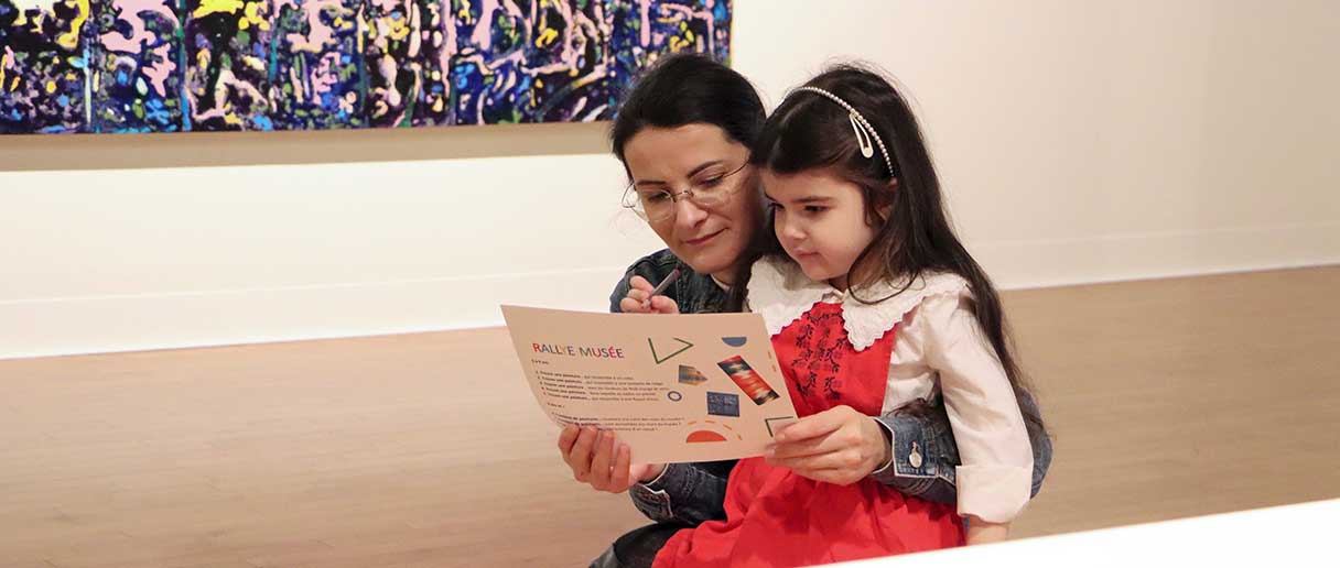 Médiatrice artistique qui lit avec une petite fille