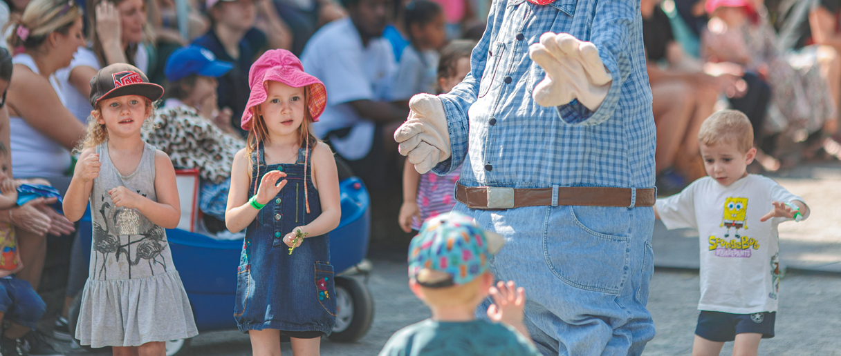 enfants et une mascotte