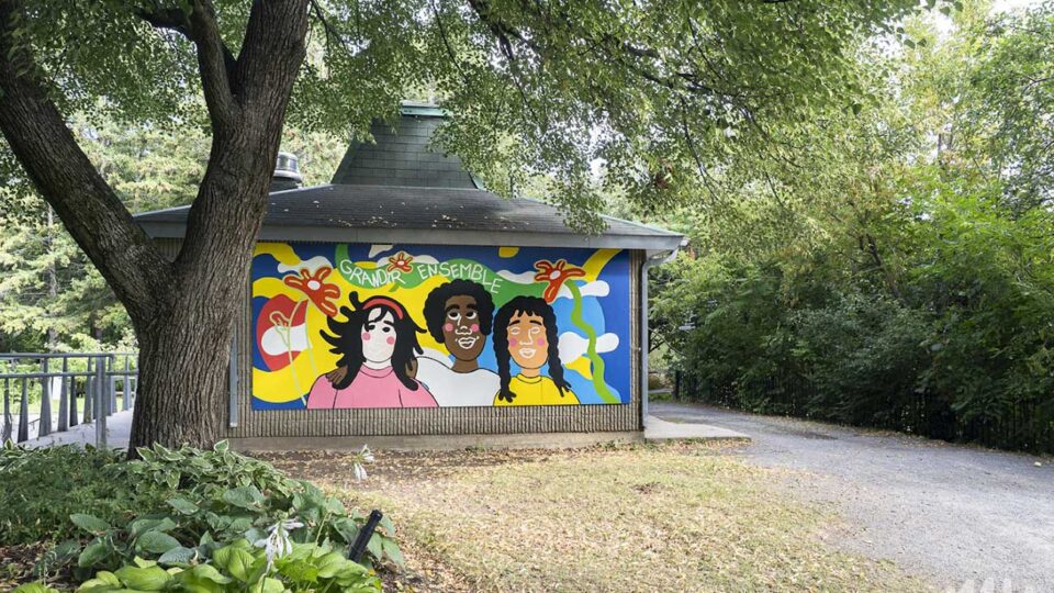 Vue de la murale de Kezna Dalz sur le chalet Vespasienne