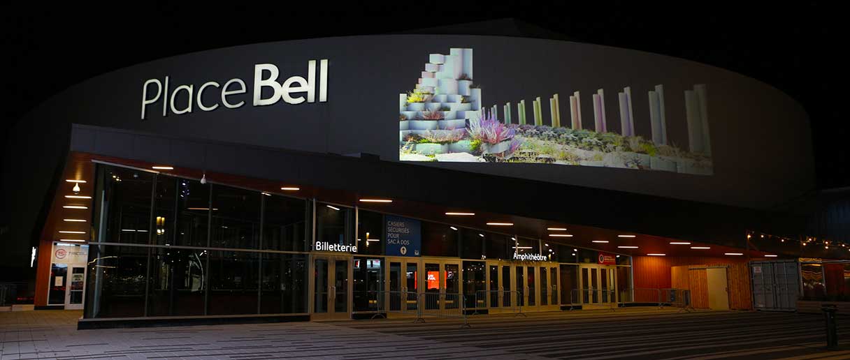 Œuvre numérique sur la façade de la Place Bell