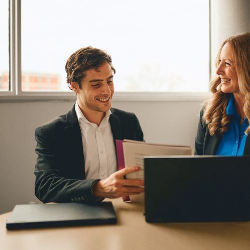 Louis-Philippe montrant un cahier à une femme.