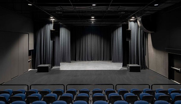 Vue de la salle de spectacle, plus précisément de la scène