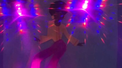 Un personnage qui danse sur une minipiste de danse disco dans une boîte lumineuse, avec boule à facettes et lumières éclatantes.