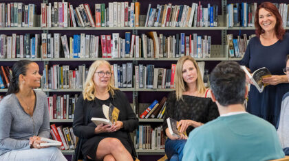 Groupe de personnes lisant un livre et discutant