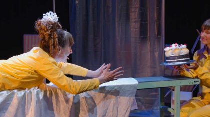 Fille faisant glisser un gâteau sur un encaisseur.