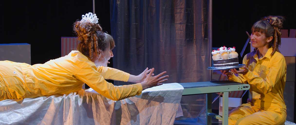 Fille faisant glisser un gâteau sur un encaisseur.