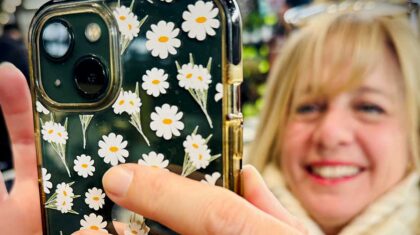 Une personne qui prend un selfie avec un cellulaire