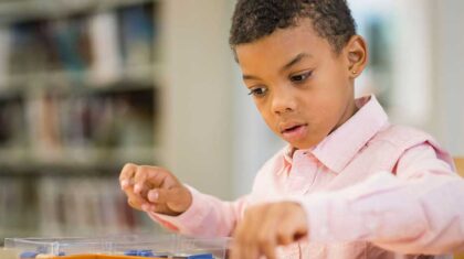 Un enfant qui joue à un jeu d'évasion