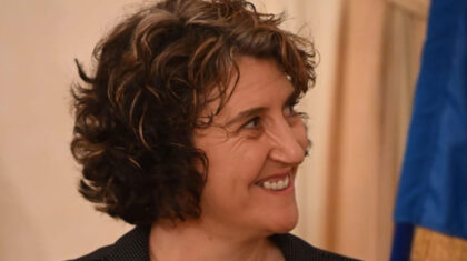 Attirée par le soccer dès l'enfance, Marinette Pichon fait ses preuves dans de nombreux clubs en France et aux États-Unis, où elle devient une star. Engagée sur le terrain comme en dehors, elle prend la parole publiquement pour l'instauration d'un véritable statut de football professionnel pour les femmes.