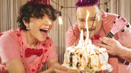 Deux personnes devant un gâteau de fête