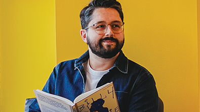 Une personne adulte devant un livre