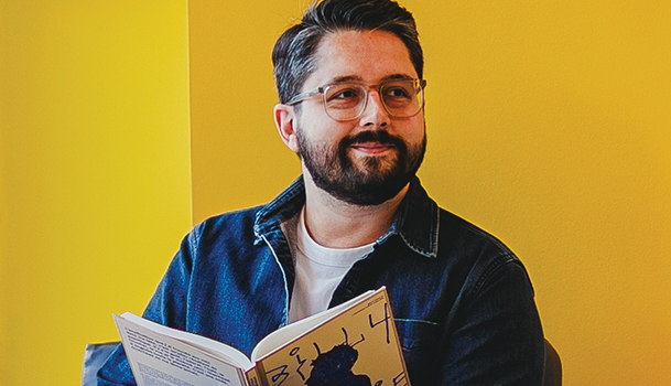 Une personne adulte devant un livre