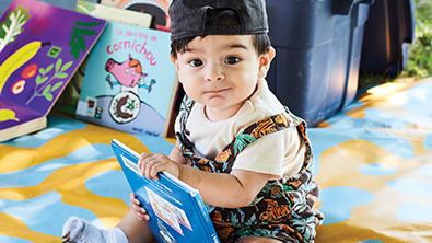 Un enfant avec des livres