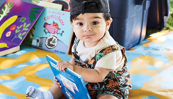 Un enfant avec des livres