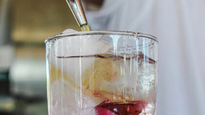 Une personne qui verse du sirop aromatisé dans un verre