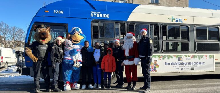 Policiers et citoyens devant un autobus de la STL