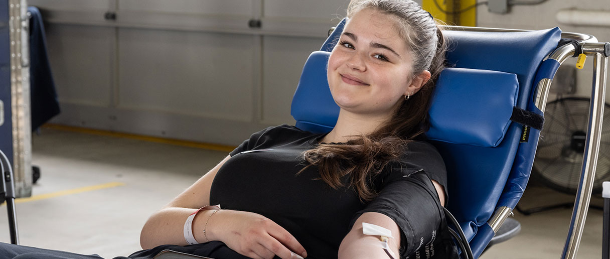 Jeune fille qui prend une prise de sang