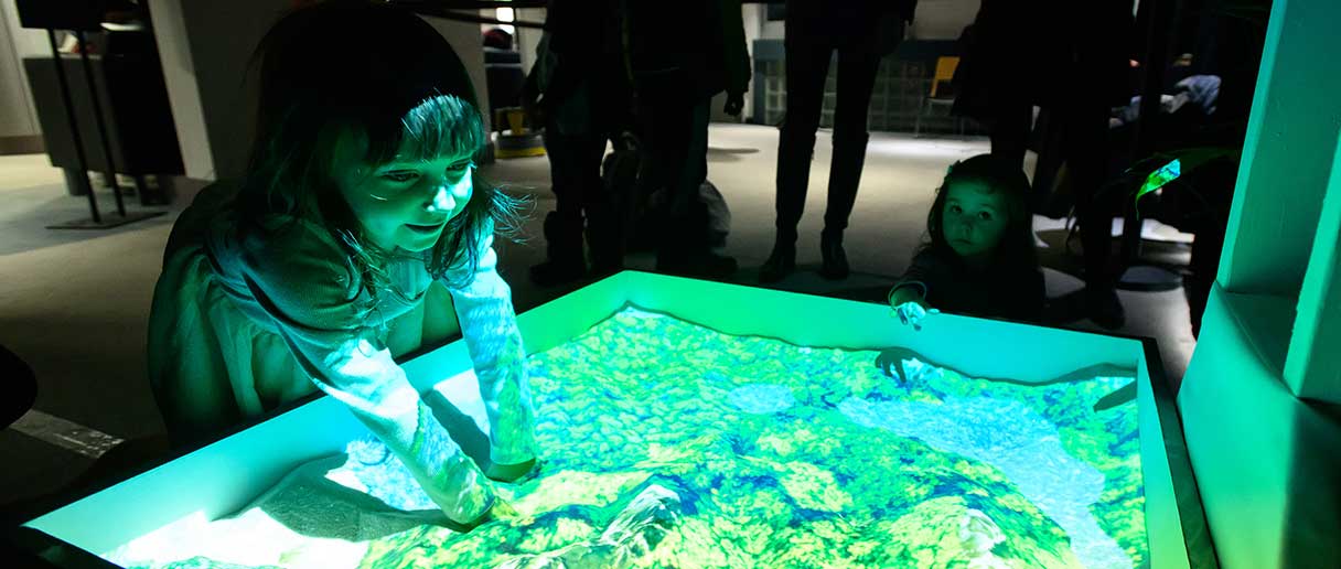 Des enfants jouant avec une oeuvre numérique lors du Festival NUM des bibliothèques de Laval