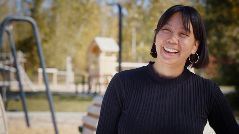 femme qui sourie à l'extérieur