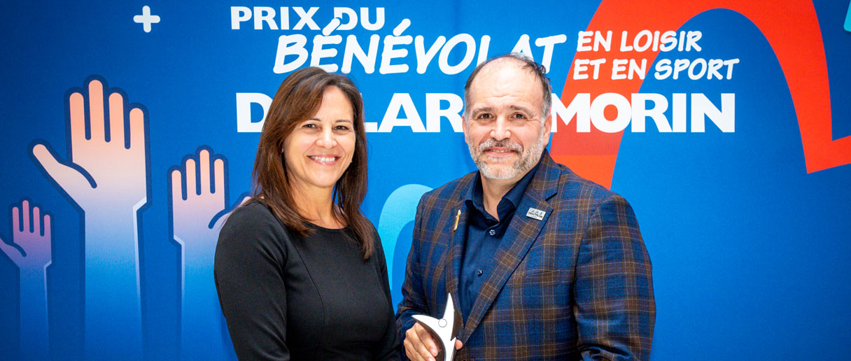 Isabelle Charest, ministre responsable du Sport, du Loisir et du Plein air et députée de Brome-Missisquoi, en compagnie de Raymond McIntyre, lauréat régional pour Laval du prix Dollard-Morin