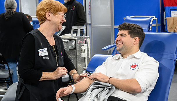 Infirmière qui prélève le sang d'un homme