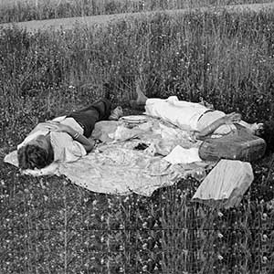 Pique-nique, Île d’Orléans, 1978, de l’ensemble Les amitiés nouvelles, 1978-2022 Impression numérique au jet d’encre sur papier chiffon - suite à la numérisation d’un négatif argentique noir et blanc 35 mm de 1978 76 x 76 cm