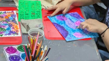 Enfant qui font des dessus.