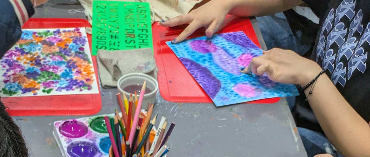 Enfant qui font des dessus.