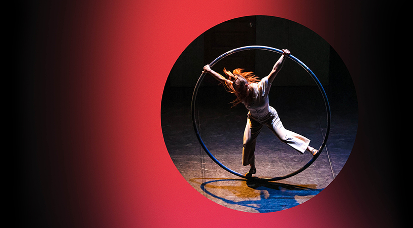 Personne qui est dans un cerceau