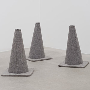 Distinctive, Easily Portable, and Often Stolen, 2022 Feutre industriel 60,96 x 60,96 x 30,48 cm