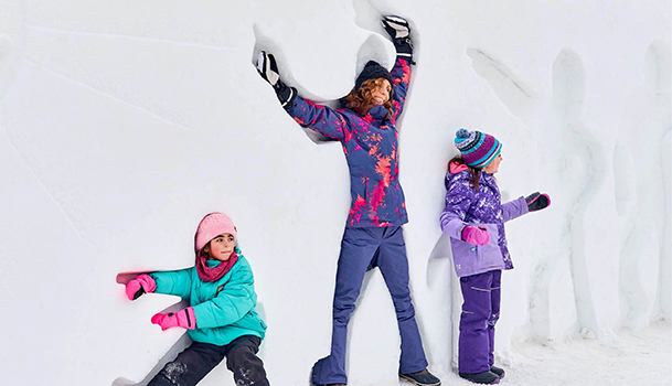 Des enfants dans la neige