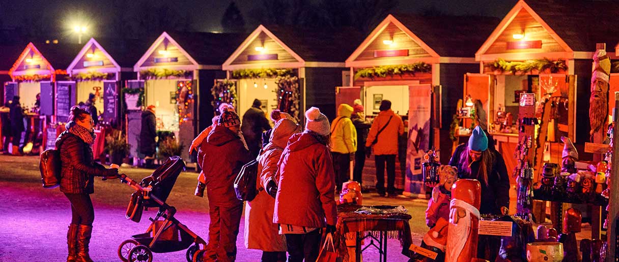 Le Marché de Noël de Laval au Centre de la nature : maisonnettes et gens qui magasinent