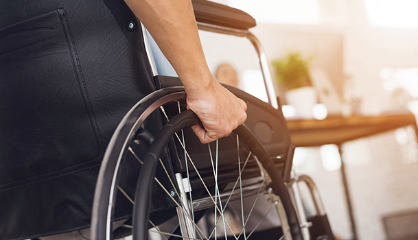 personne en chaise roulante