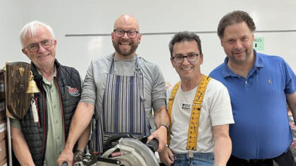 4 hommes dans un atelier de travail