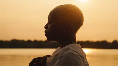 Personne qui regarde au loin