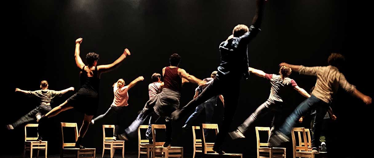 Personne qui danse autour des chaises