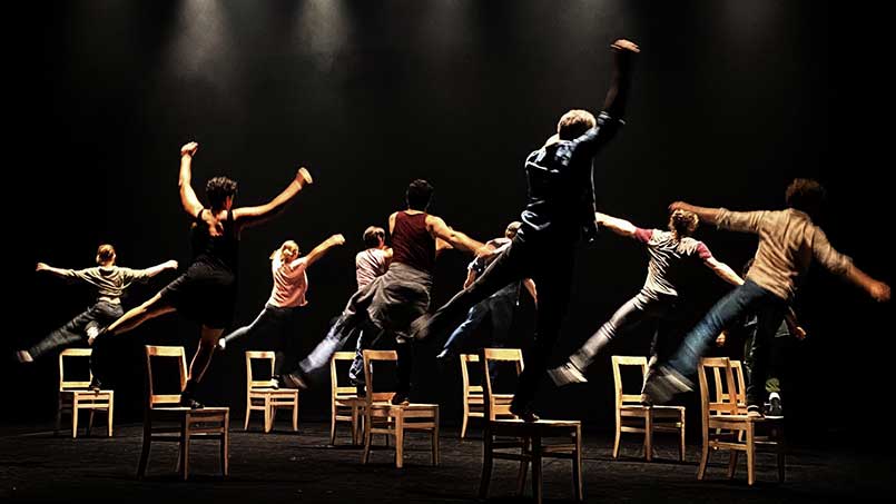 Personne qui danse autour des chaises