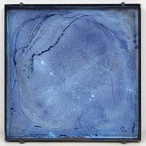 Sans titre 7, (étude sur l’exposition de la matière au son), 2022 Acier laminé à chaud sur mesure, sédimentation du son sur pigments 34,5 x 34,5 x 2,4 cm