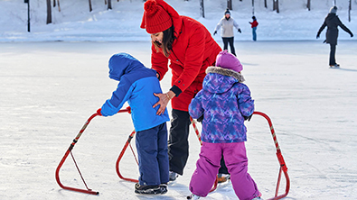 Des gens qui patinent sur le lac du Centre de la nature.