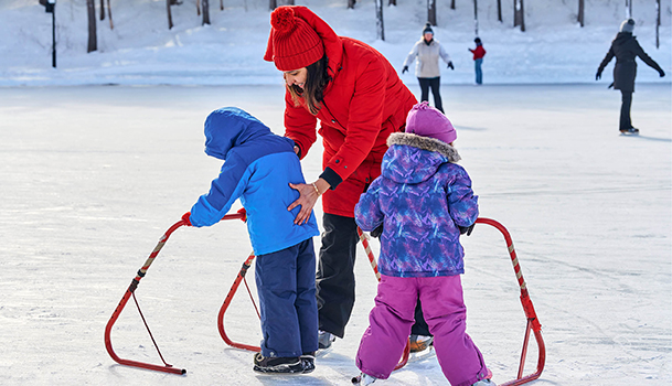 Des gens qui patinent sur le lac du Centre de la nature.