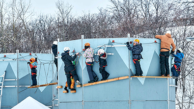 Des gens qui font de l'escalade l'hiver