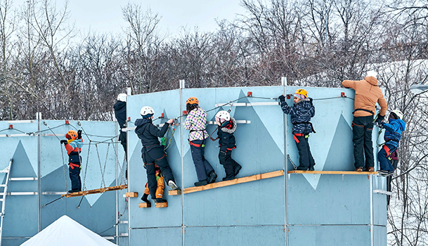 Des gens qui font de l'escalade l'hiver