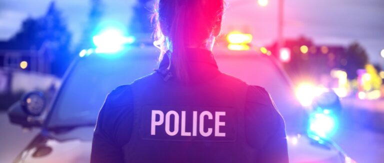 policière de dos face à une autopatrouille