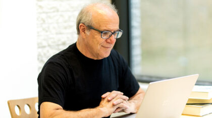 Une personne âgée devant un ordinateur portable