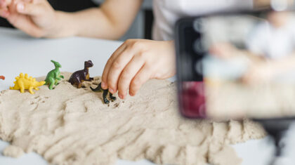 Création d'un mini-film avec des LEGO ou de l'origami, apprends à capturer chaque mouvement image par image et réalise ton propre court métrage.